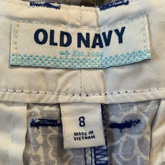 Old Navy Blue & White Floral Shorts EUC - Picture 6 of 8